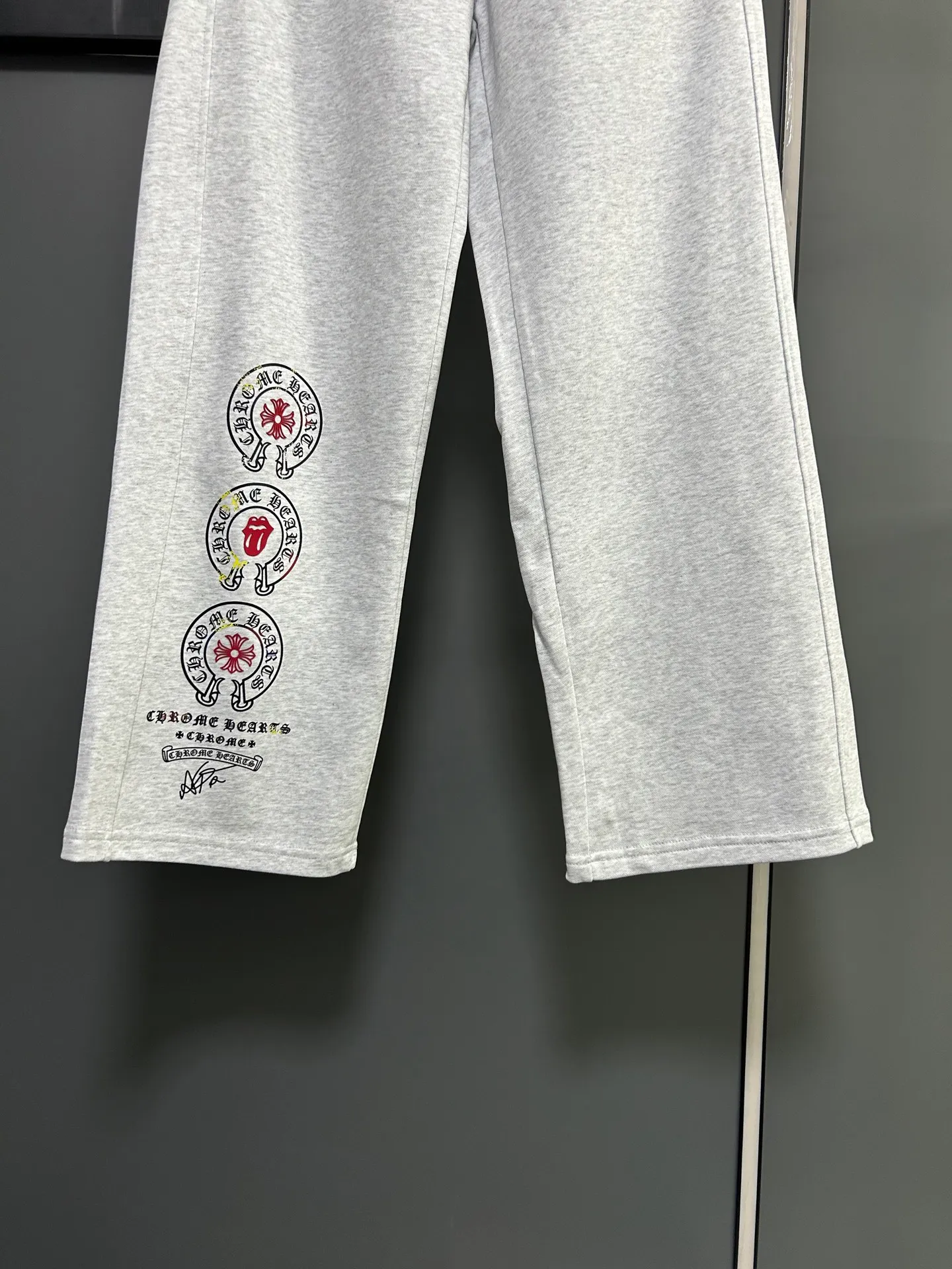 P220 Chrome Hearts 25 new colorful cross-mark loose straight trousers 2025 autumn and winter new embroidered elastic band casual trousers, customized fabrics at the counter. Made of 400g high-version terry fabric, with high breathability and comfort, impeccable details, no pilling and no deformation, brand element design concept, reflecting high quality. It feels delicate and soft! It presents casual tailoring, the same style for men and women, and the upper body shape is awesome! Size: S M L XL Color: Black Gray